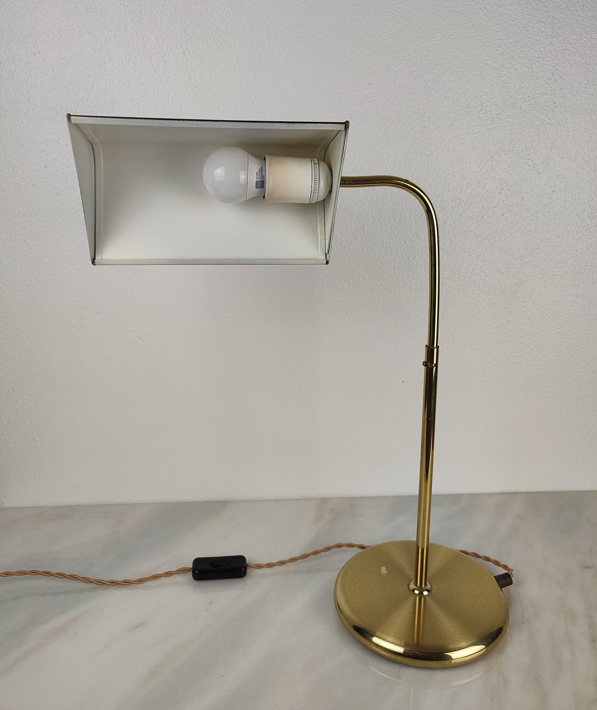Candeeiro de leitura, estilo banqueiro em latão polido. Anos 70