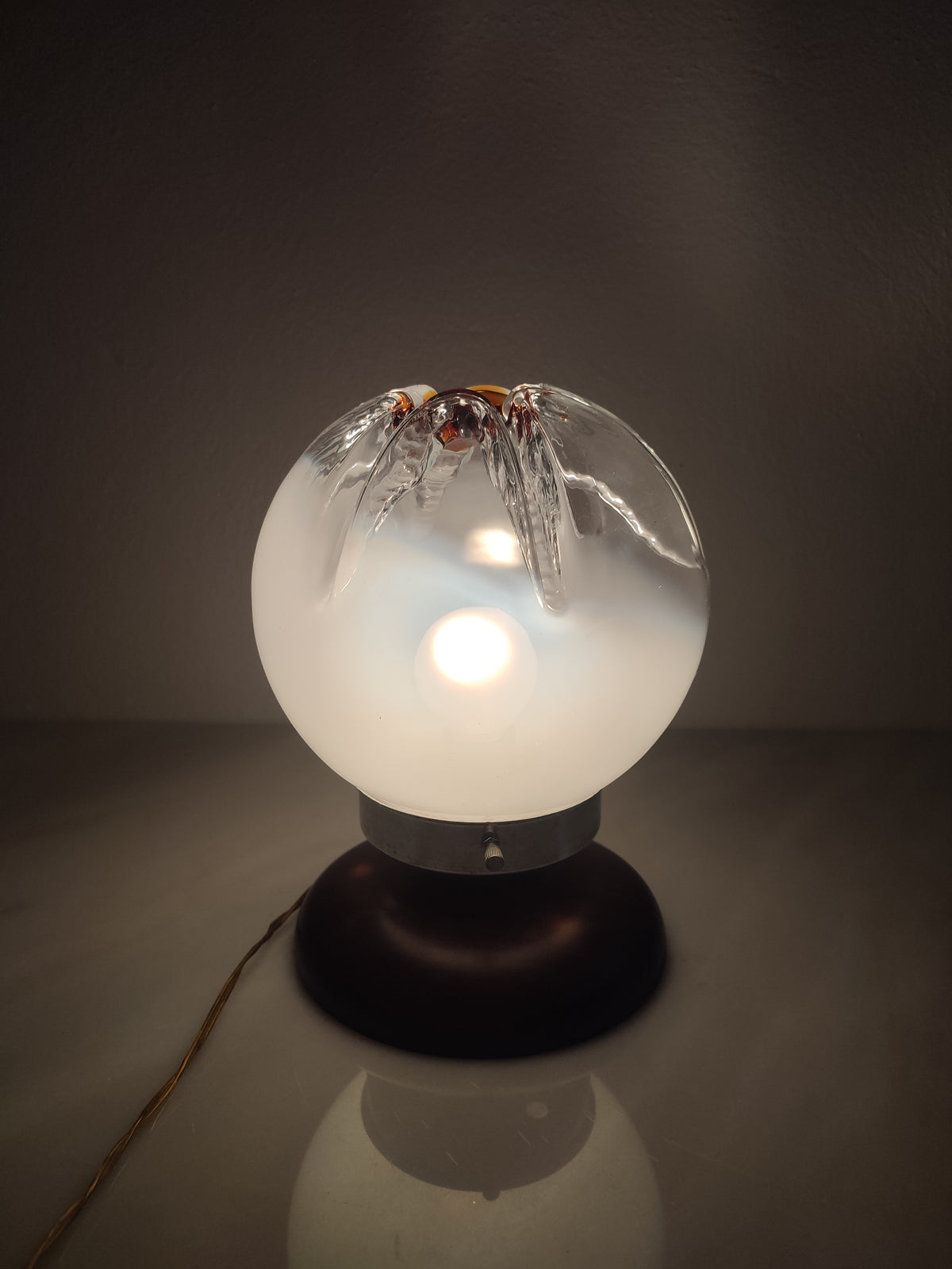 Candeeiro de mesa italiano, Mid-Century Modern com globo esférico de vidro Murano, anos 1970