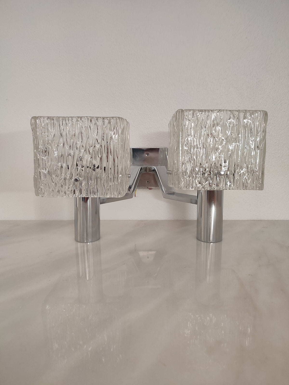 Aplique duplo de parede em metal cromado e vidro, efeito "Ice Glass" - 1970