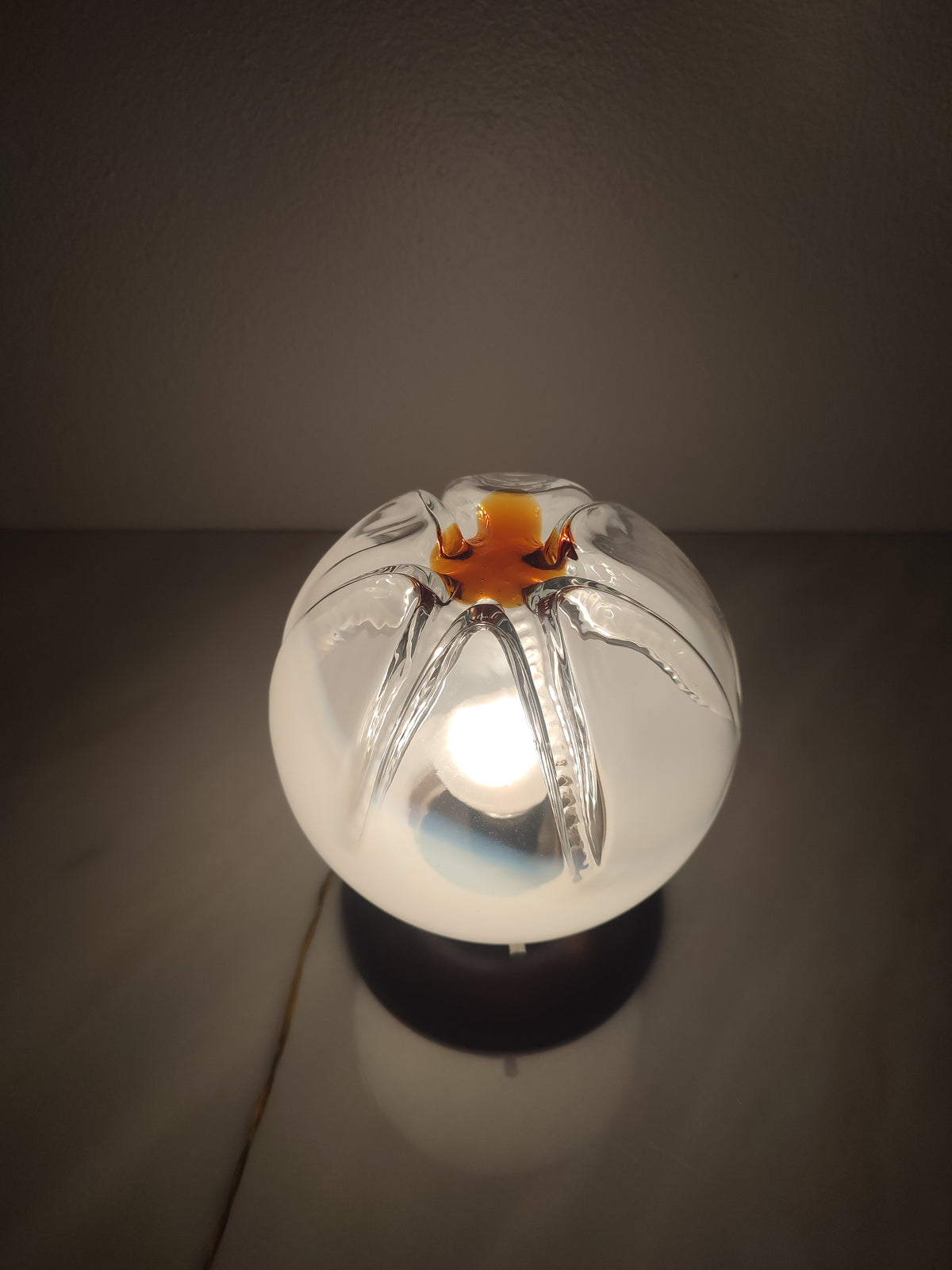 Candeeiro de mesa italiano, Mid-Century Modern com globo esférico de vidro Murano, anos 1970