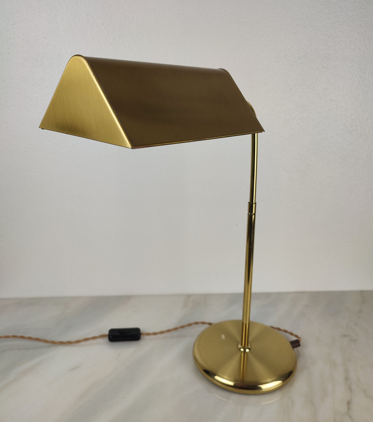 Candeeiro de leitura, estilo banqueiro em latão polido. Anos 70