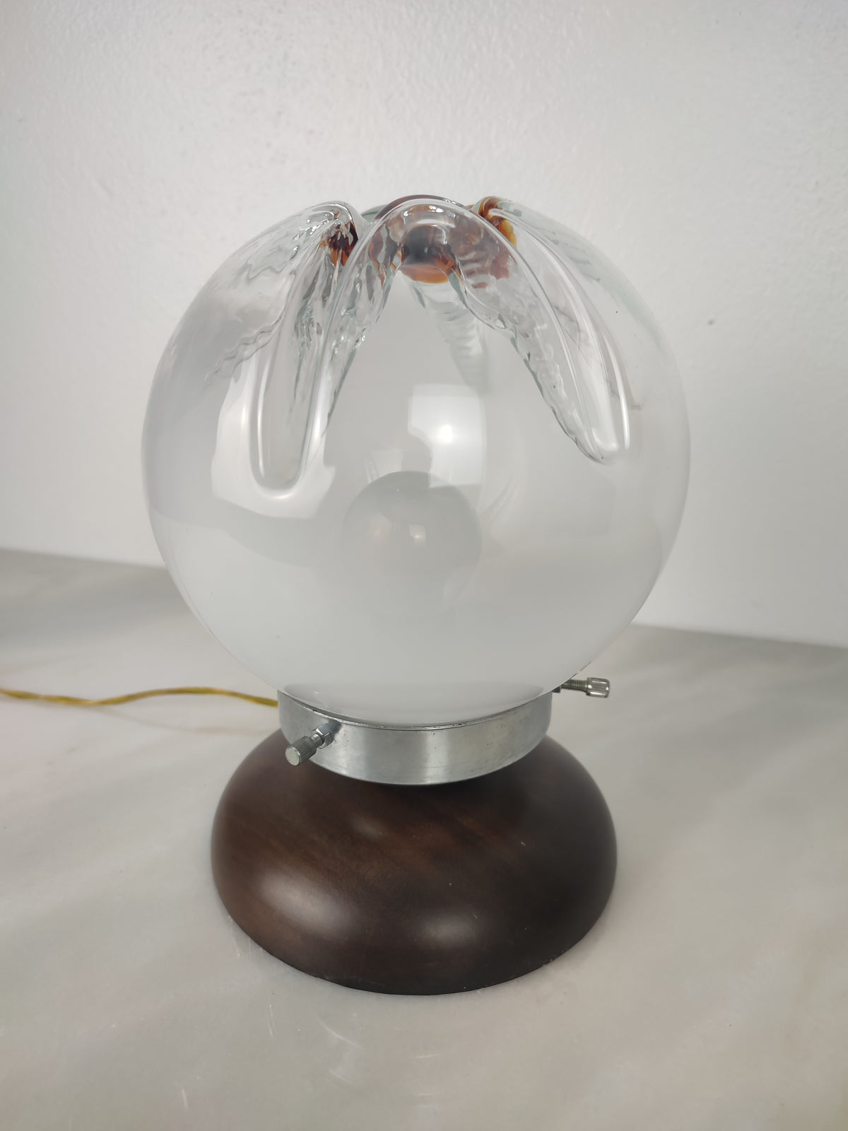 Candeeiro de mesa italiano, Mid-Century Modern com globo esférico de vidro Murano, anos 1970