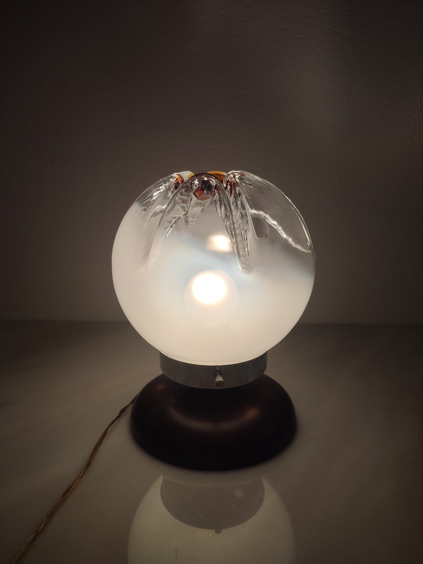 Candeeiro de mesa italiano, Mid-Century Modern com globo esférico de vidro Murano, anos 1970