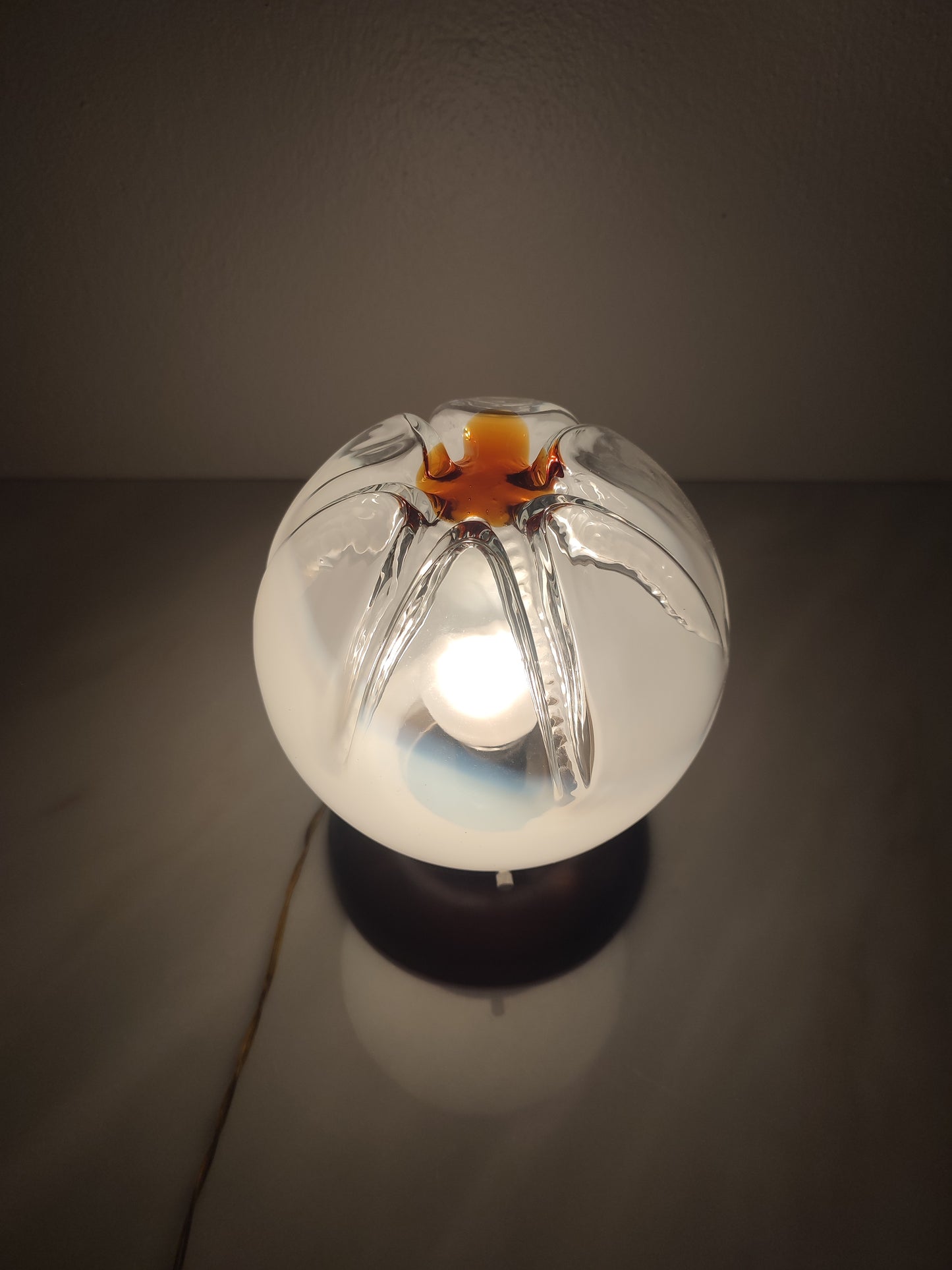 Candeeiro de mesa italiano, Mid-Century Modern com globo esférico de vidro Murano, anos 1970