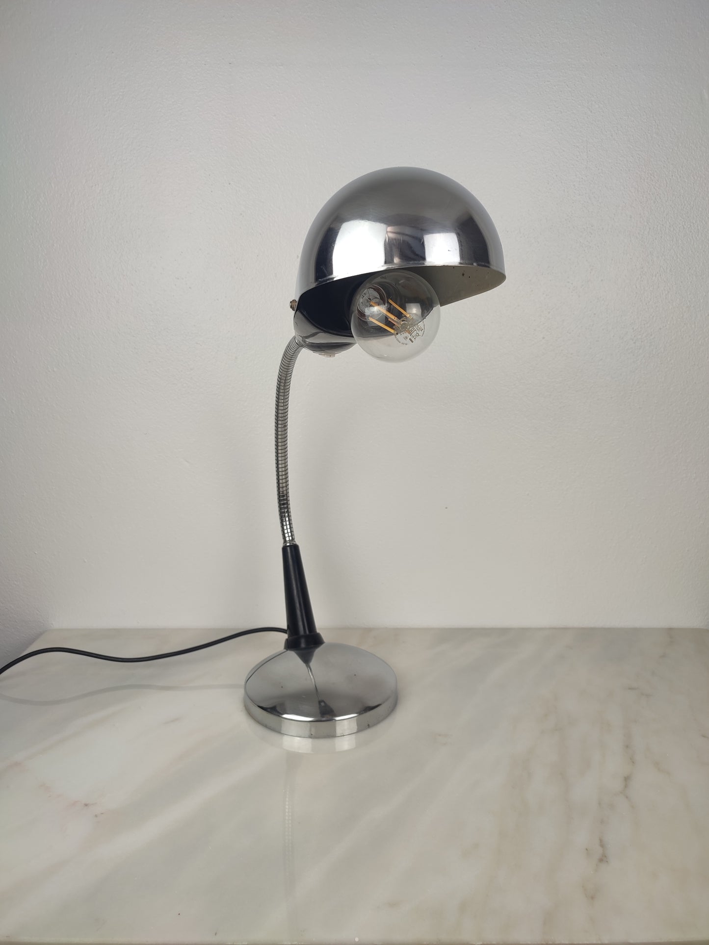 Candeeiro de Mesa Italiano Space Age em Metal Cromado – Década de 1970