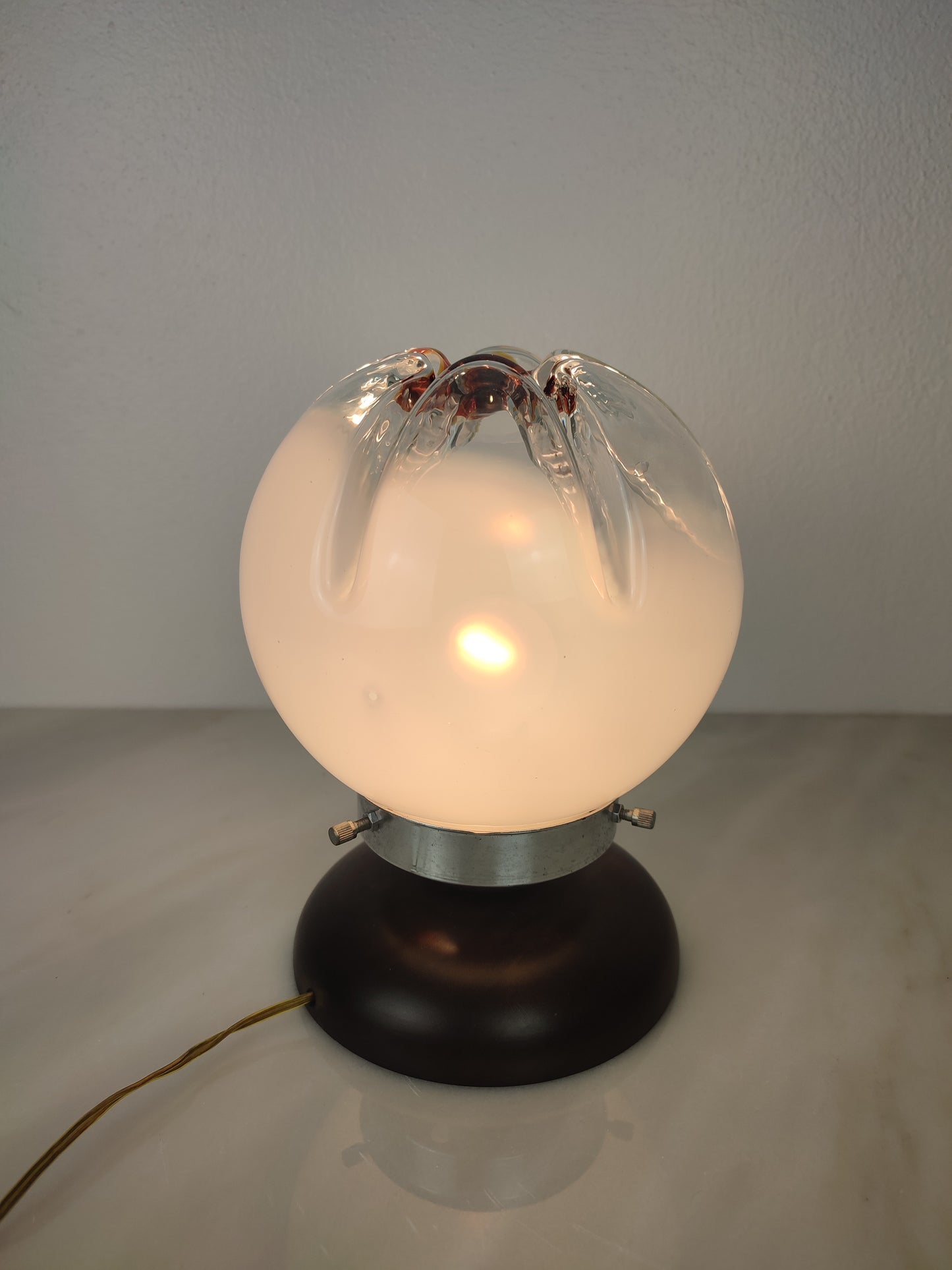 Candeeiro de mesa italiano, Mid-Century Modern com globo esférico de vidro Murano, anos 1970
