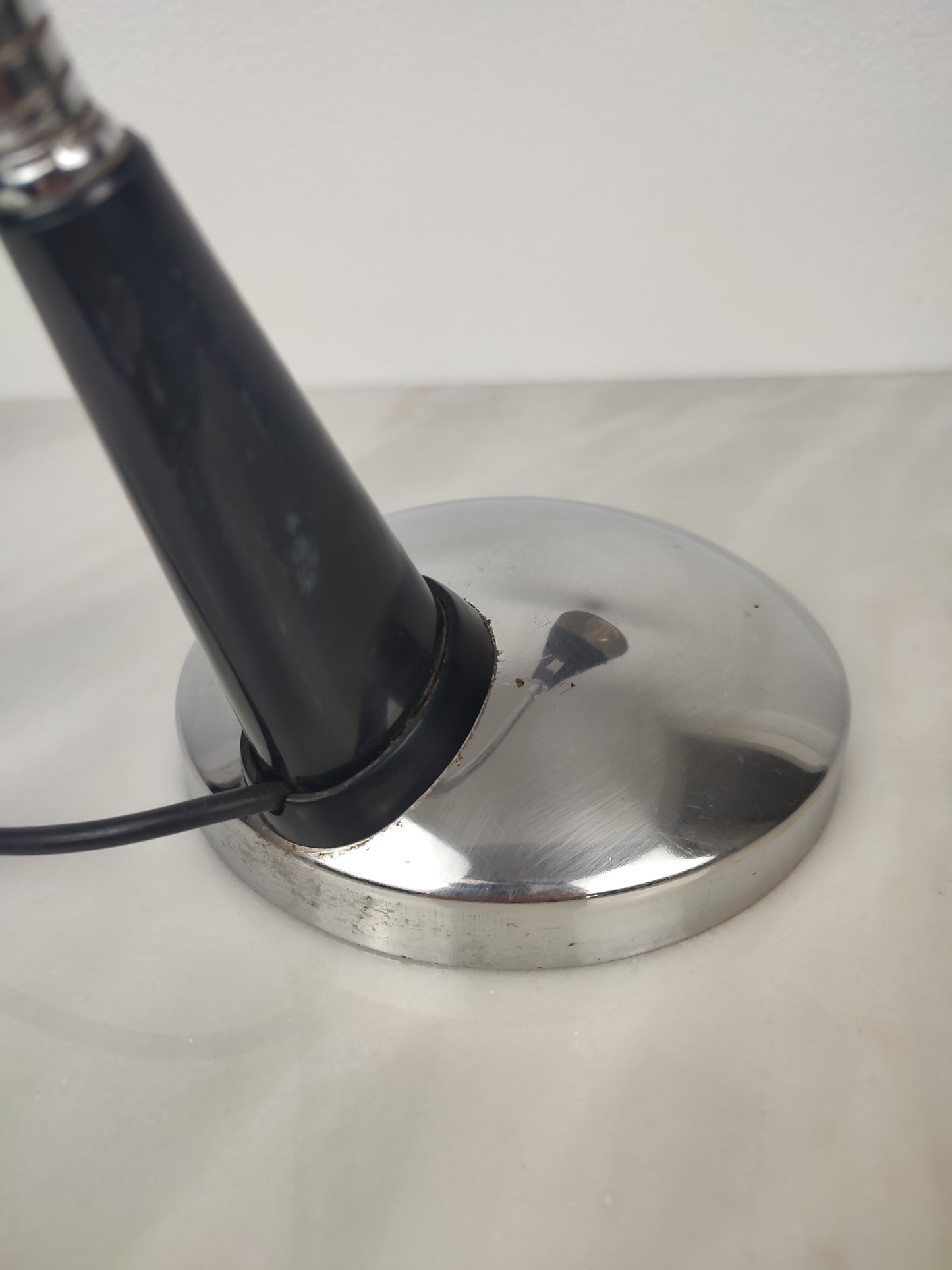 Candeeiro de Mesa Italiano Space Age em Metal Cromado – Década de 1970