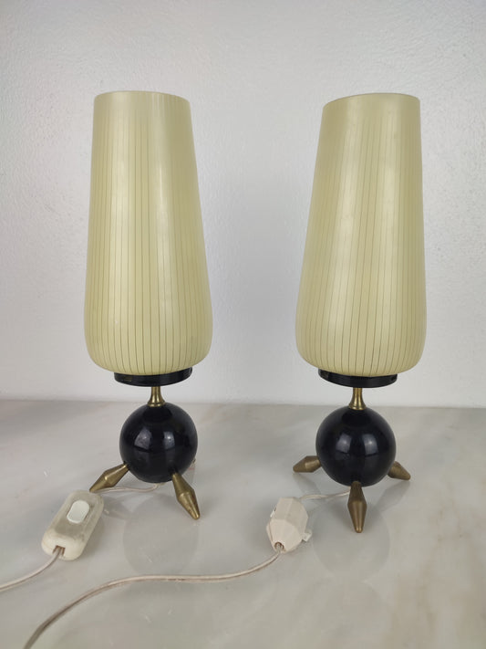 Par de candeeiros design Atomic Age, base tripé em metal amarelo e abajures em vidro (anos 50/60)