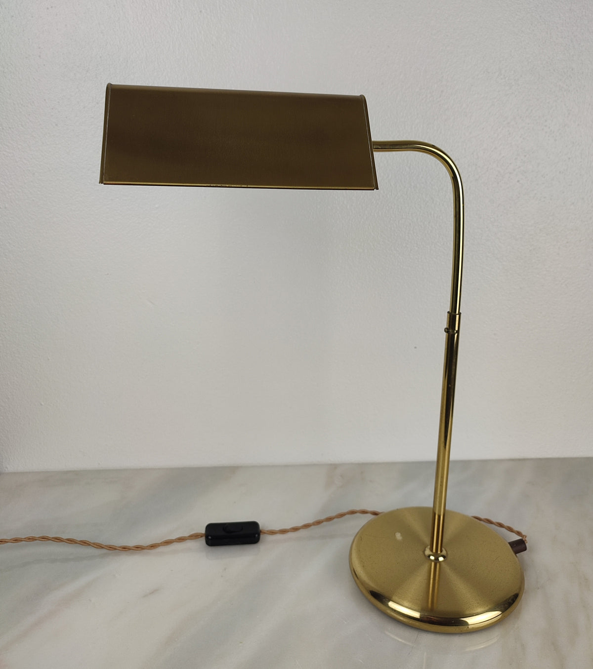 Candeeiro de leitura, estilo banqueiro em latão polido. Anos 70