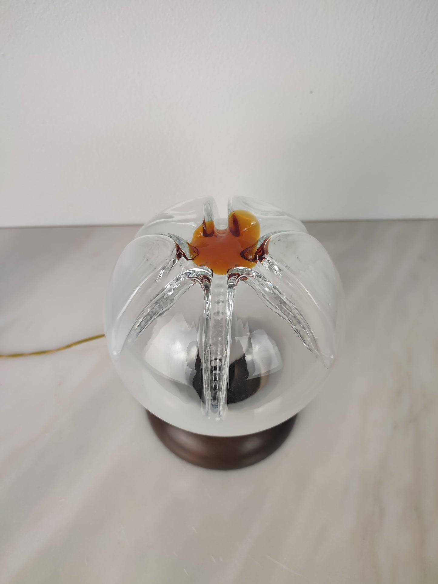 Candeeiro de mesa italiano, Mid-Century Modern com globo esférico de vidro Murano, anos 1970