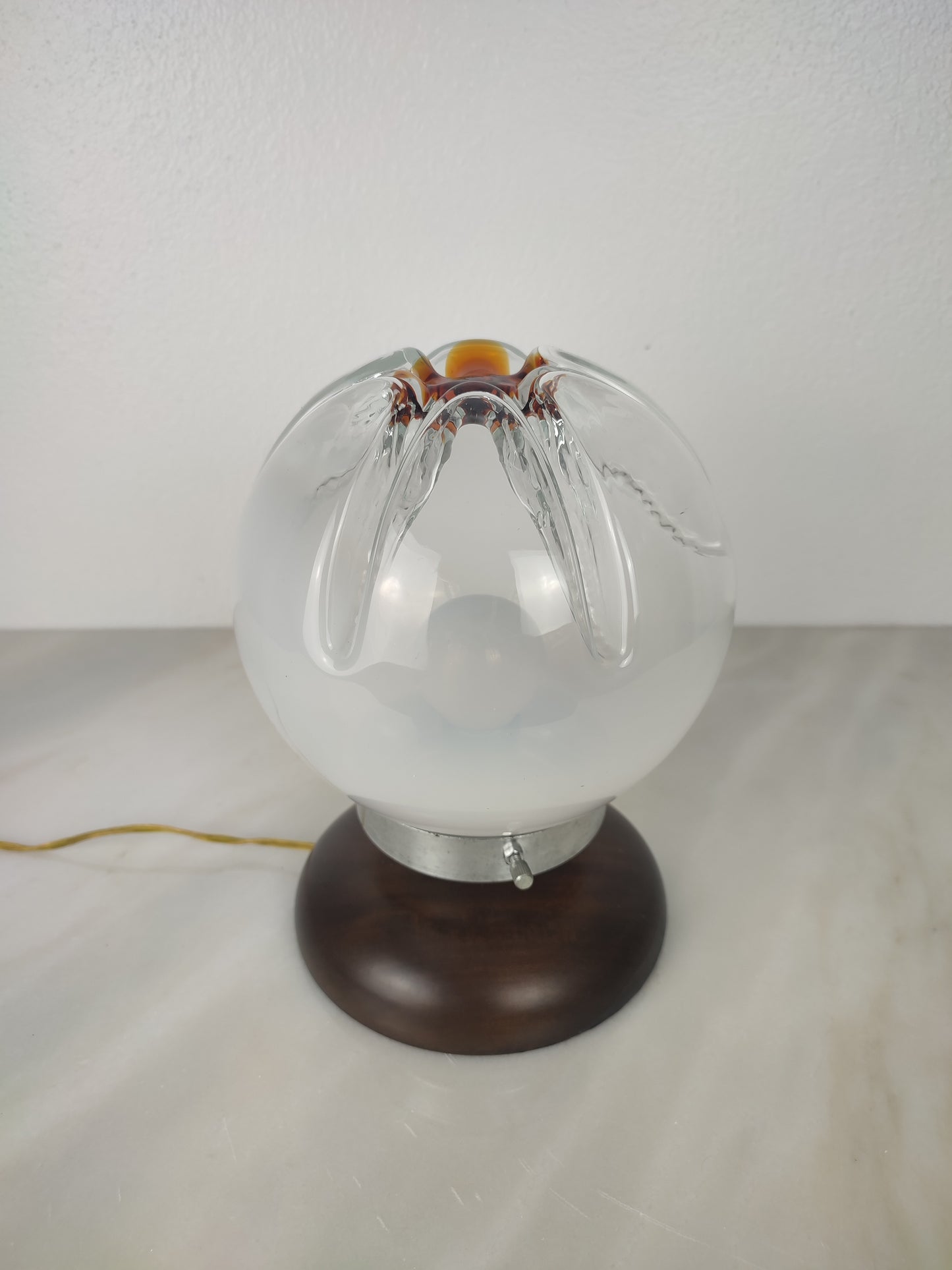 Candeeiro de mesa italiano, Mid-Century Modern com globo esférico de vidro Murano, anos 1970