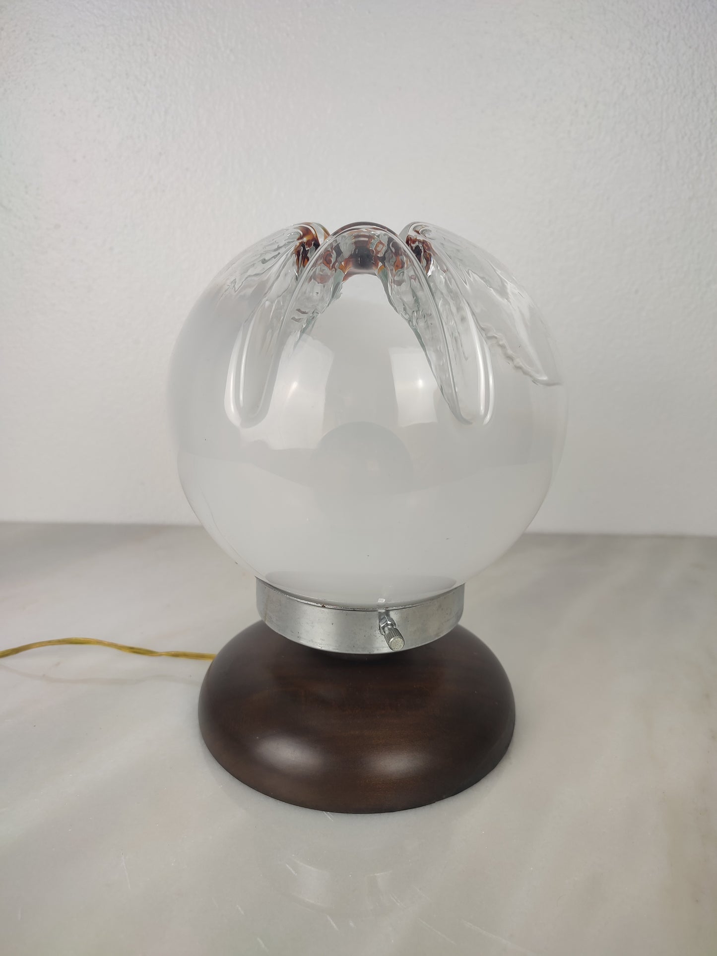 Candeeiro de mesa italiano, Mid-Century Modern com globo esférico de vidro Murano, anos 1970