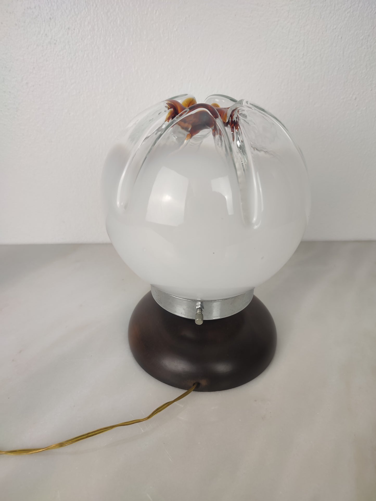 Candeeiro de mesa italiano, Mid-Century Modern com globo esférico de vidro Murano, anos 1970