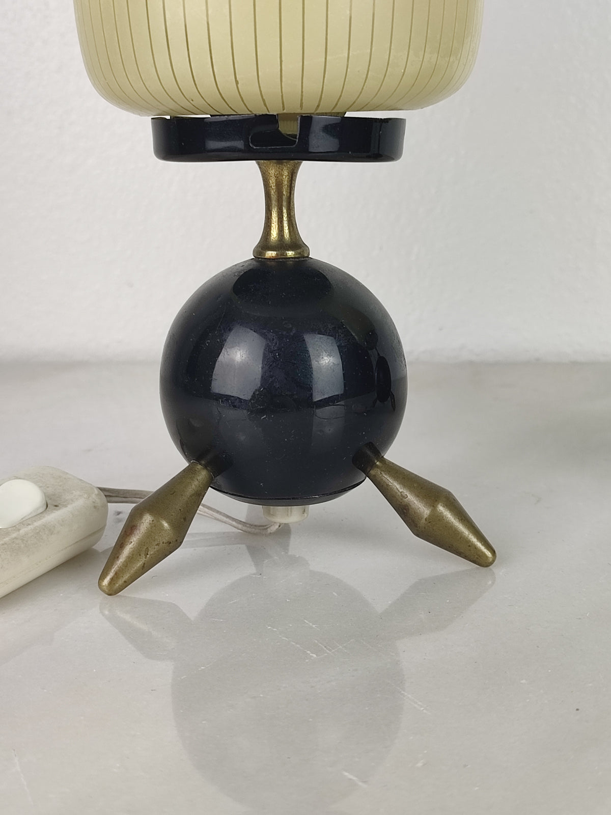 Par de candeeiros design Atomic Age, base tripé em metal amarelo e abajures em vidro (anos 50/60)