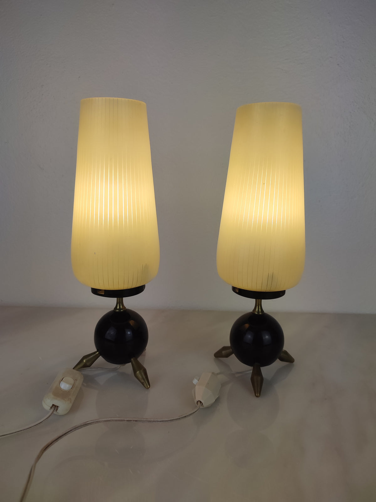 Par de candeeiros design Atomic Age, base tripé em metal amarelo e abajures em vidro (anos 50/60)