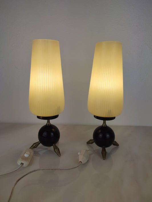 Par de candeeiros design Atomic Age, base tripé em metal amarelo e abajures em vidro (anos 50/60)
