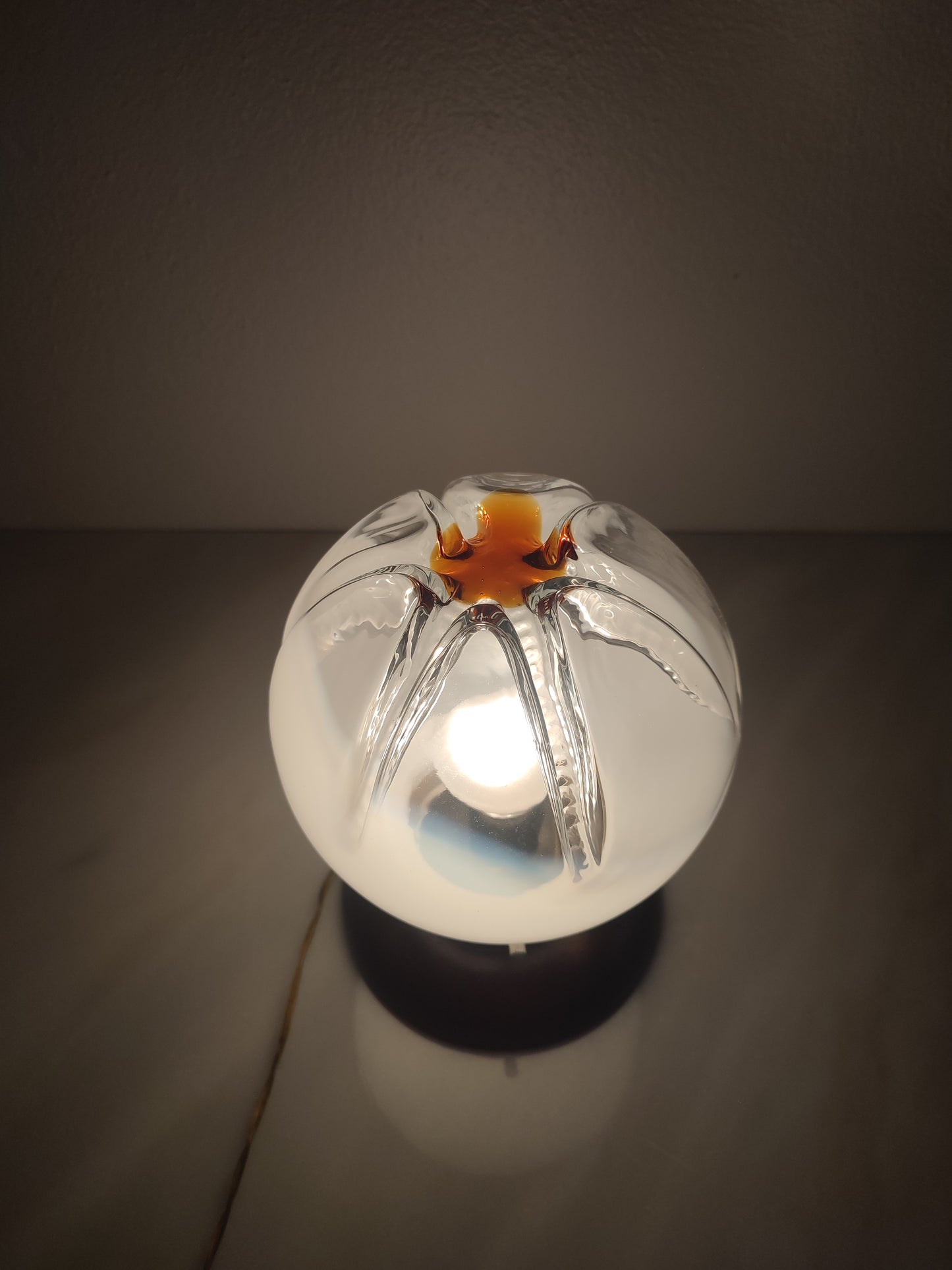 Candeeiro de mesa italiano, Mid-Century Modern com globo esférico de vidro Murano, anos 1970