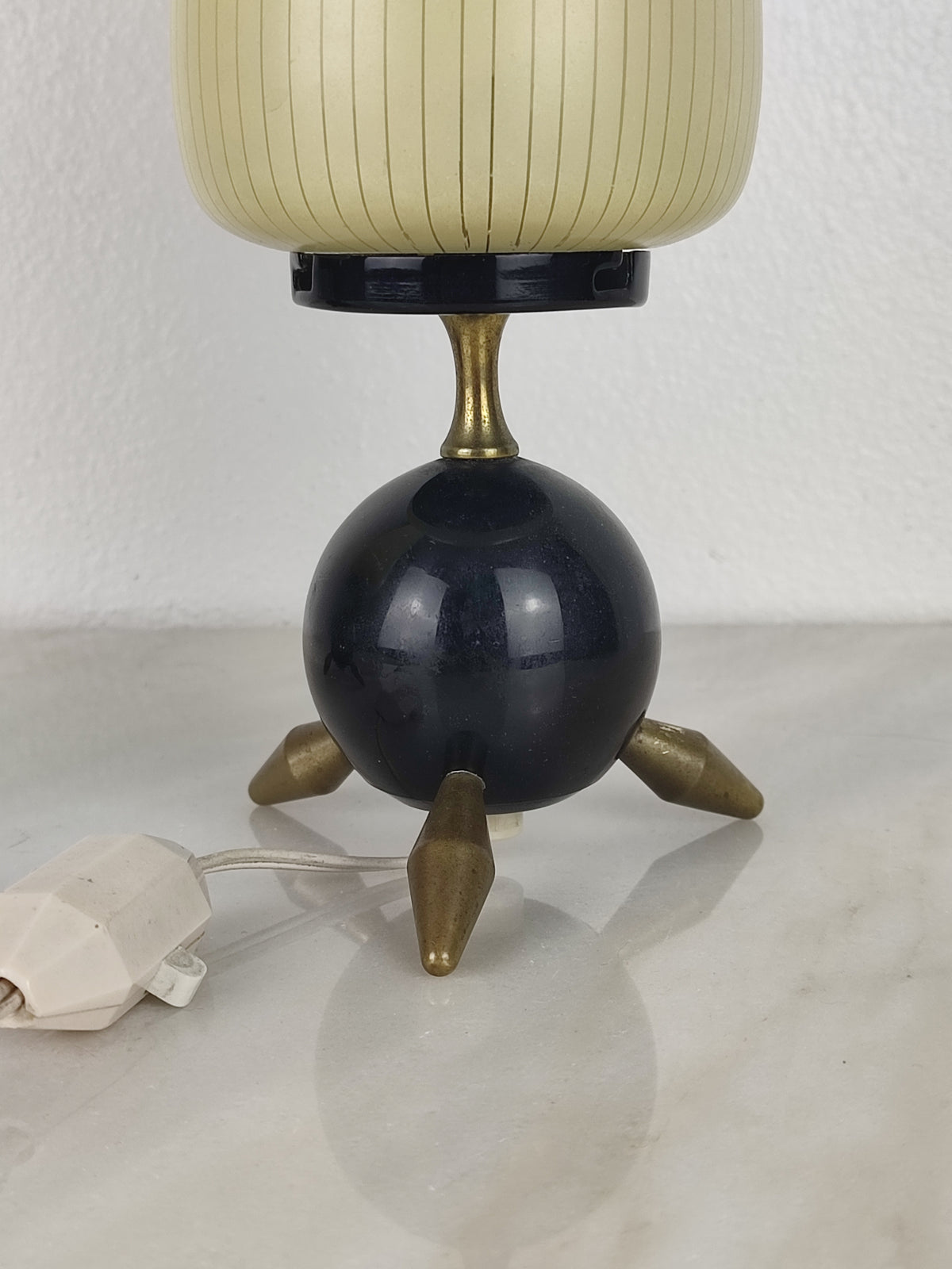 Par de candeeiros design Atomic Age, base tripé em metal amarelo e abajures em vidro (anos 50/60)