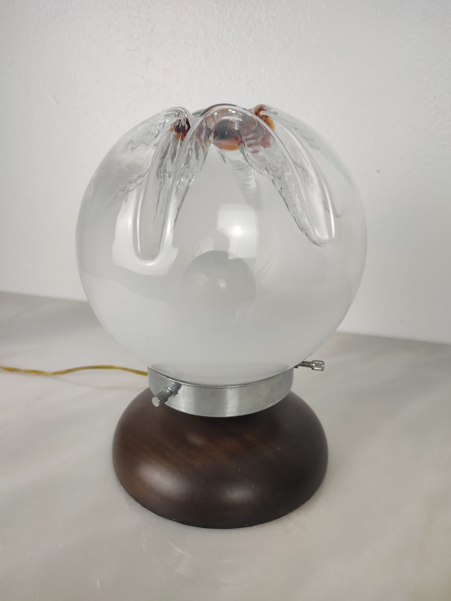 Candeeiro de mesa italiano, Mid-Century Modern com globo esférico de vidro Murano, anos 1970